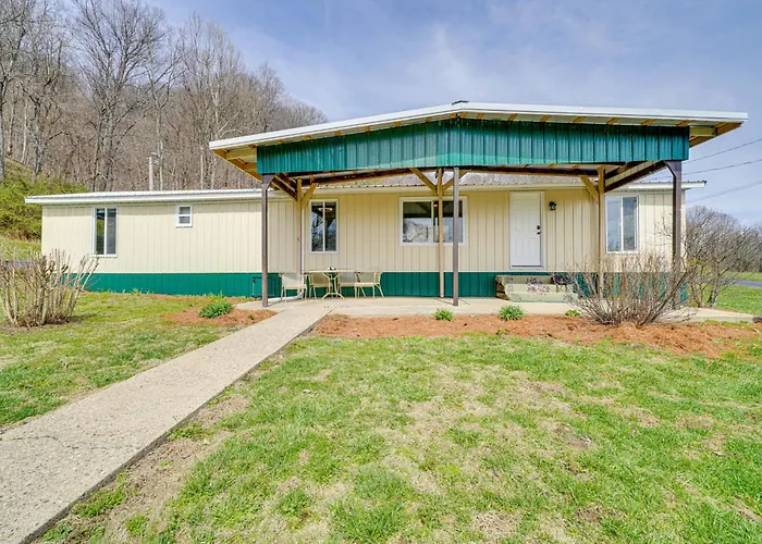 3 Mi To Caesars Casino Indiana Retreat With Patio!