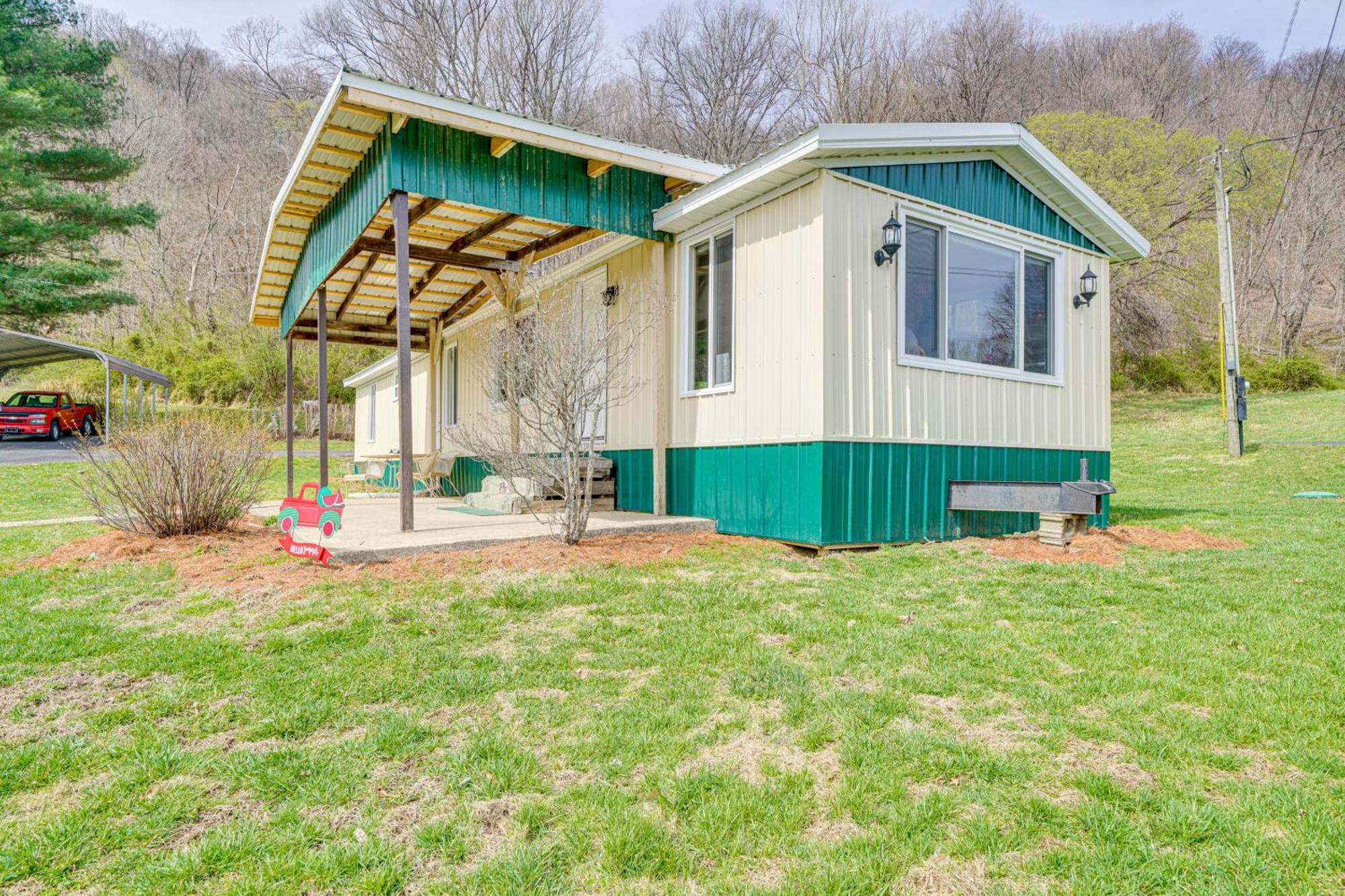 Holiday home 3 Mi To Caesars Casino Indiana Retreat With Patio!
