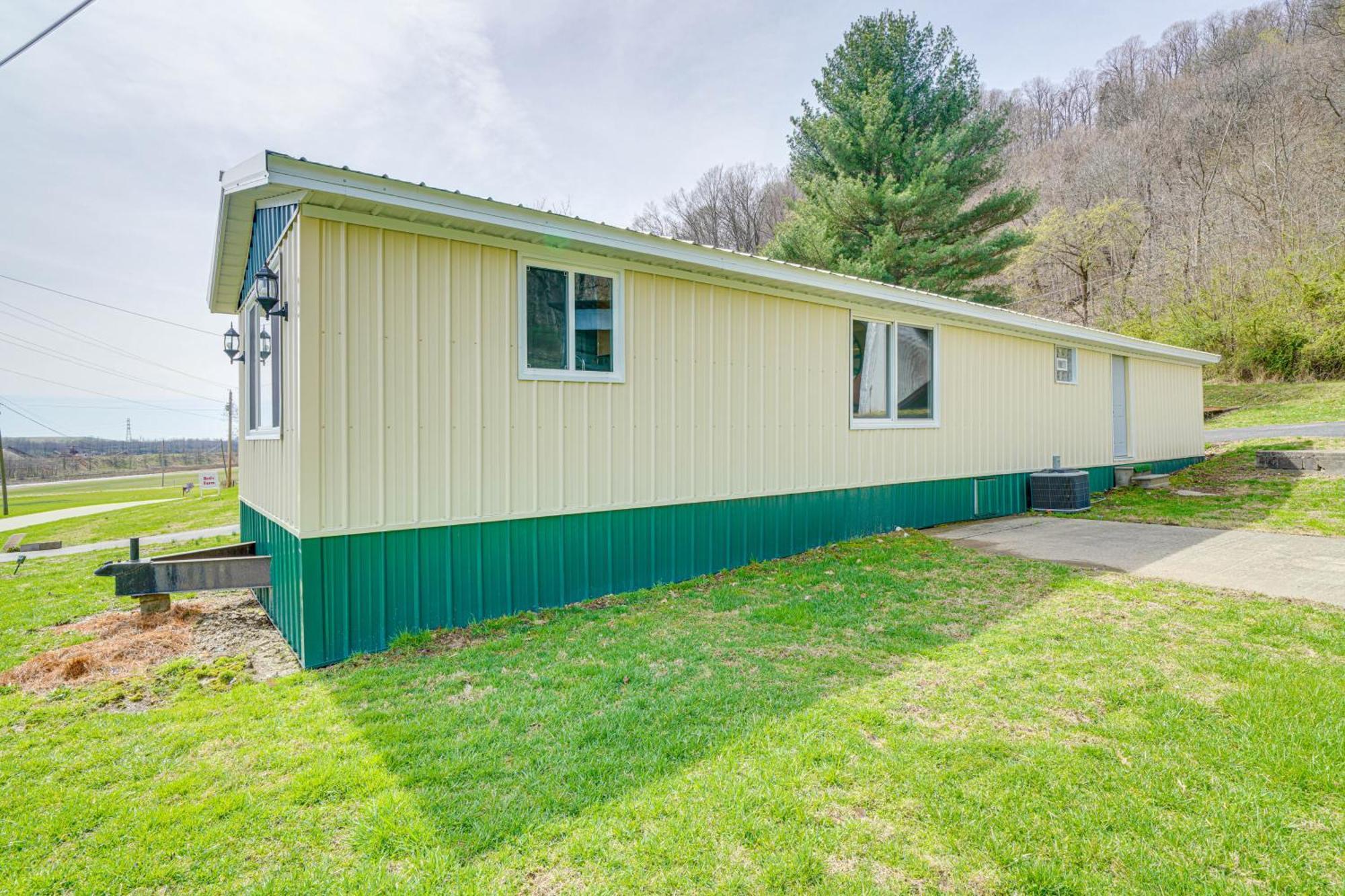 3 Mi To Caesars Casino Indiana Retreat With Patio! Holiday home